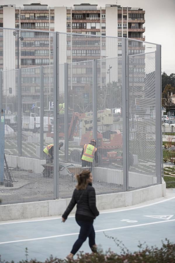 Fotos: La impactante valla de Puerto de Santander, de cuatro metros de altura