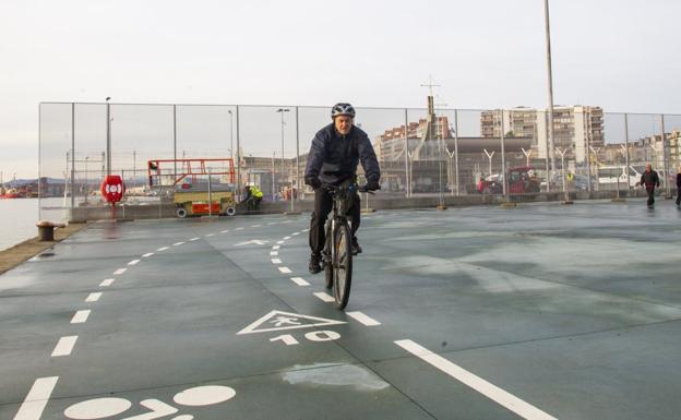 Las vallas del puerto, de cuatro metros de altura, impactan en el frente marítimo