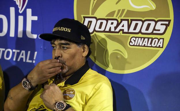 Diego Armando Maradona, entrenador de Dorados de Sinaola. 