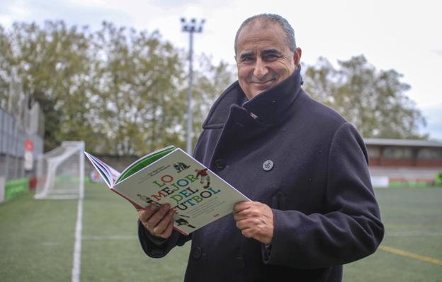 Jon Agiriano presenta este sábado, en la librería Gil de la plaza de Pombo, su libro 'Lo mejor del fútbol'. :