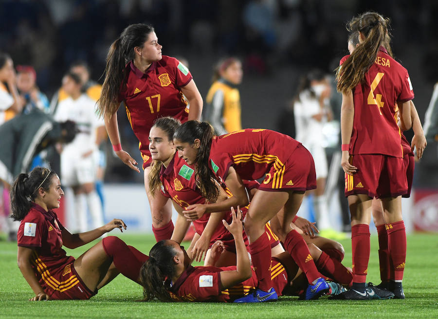 La selección española femenina Sub'17 terminó invicta y alcanzó este sábado su primer título en el Mundial de la categoría gracias al triunfo por 2-1 sobre México, con un doblete de la goleadora Claudia Pina, en el torneo que se disputó en Uruguay.