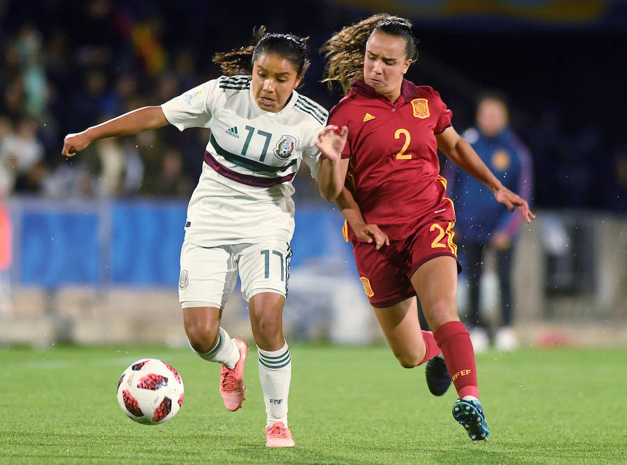 La selección española femenina Sub'17 terminó invicta y alcanzó este sábado su primer título en el Mundial de la categoría gracias al triunfo por 2-1 sobre México, con un doblete de la goleadora Claudia Pina, en el torneo que se disputó en Uruguay.