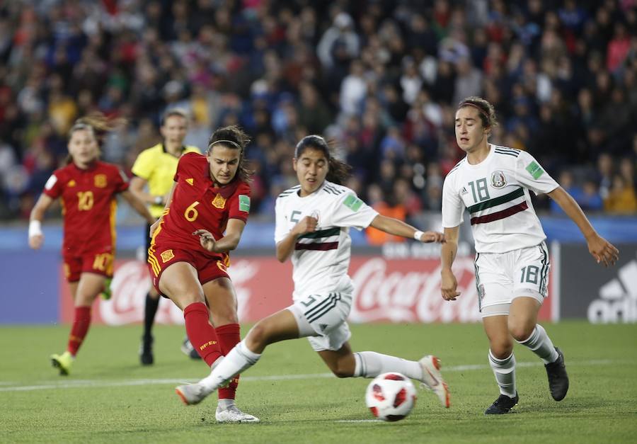 La selección española femenina Sub'17 terminó invicta y alcanzó este sábado su primer título en el Mundial de la categoría gracias al triunfo por 2-1 sobre México, con un doblete de la goleadora Claudia Pina, en el torneo que se disputó en Uruguay.