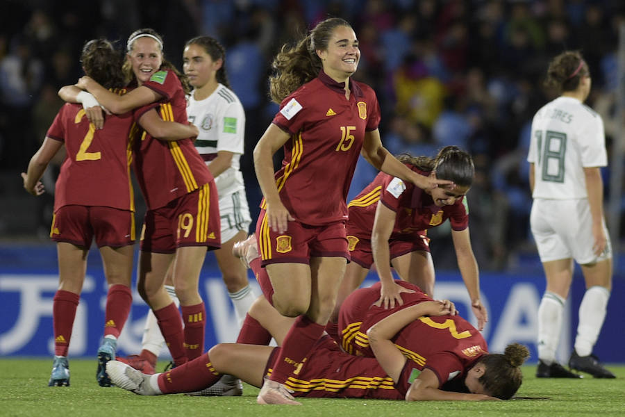 La selección española femenina Sub'17 terminó invicta y alcanzó este sábado su primer título en el Mundial de la categoría gracias al triunfo por 2-1 sobre México, con un doblete de la goleadora Claudia Pina, en el torneo que se disputó en Uruguay.