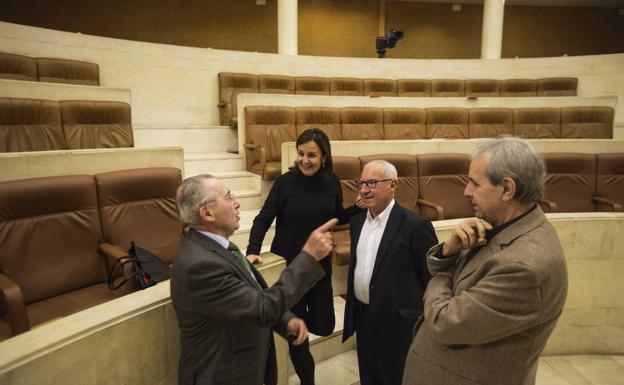 q Los jefes. Adolfo Pajares, a la izquierda, volvió al Parlamento para compartir con De la Sierra, Palacio y Gorostiaga los avatares del parlamentarismo cántabro.