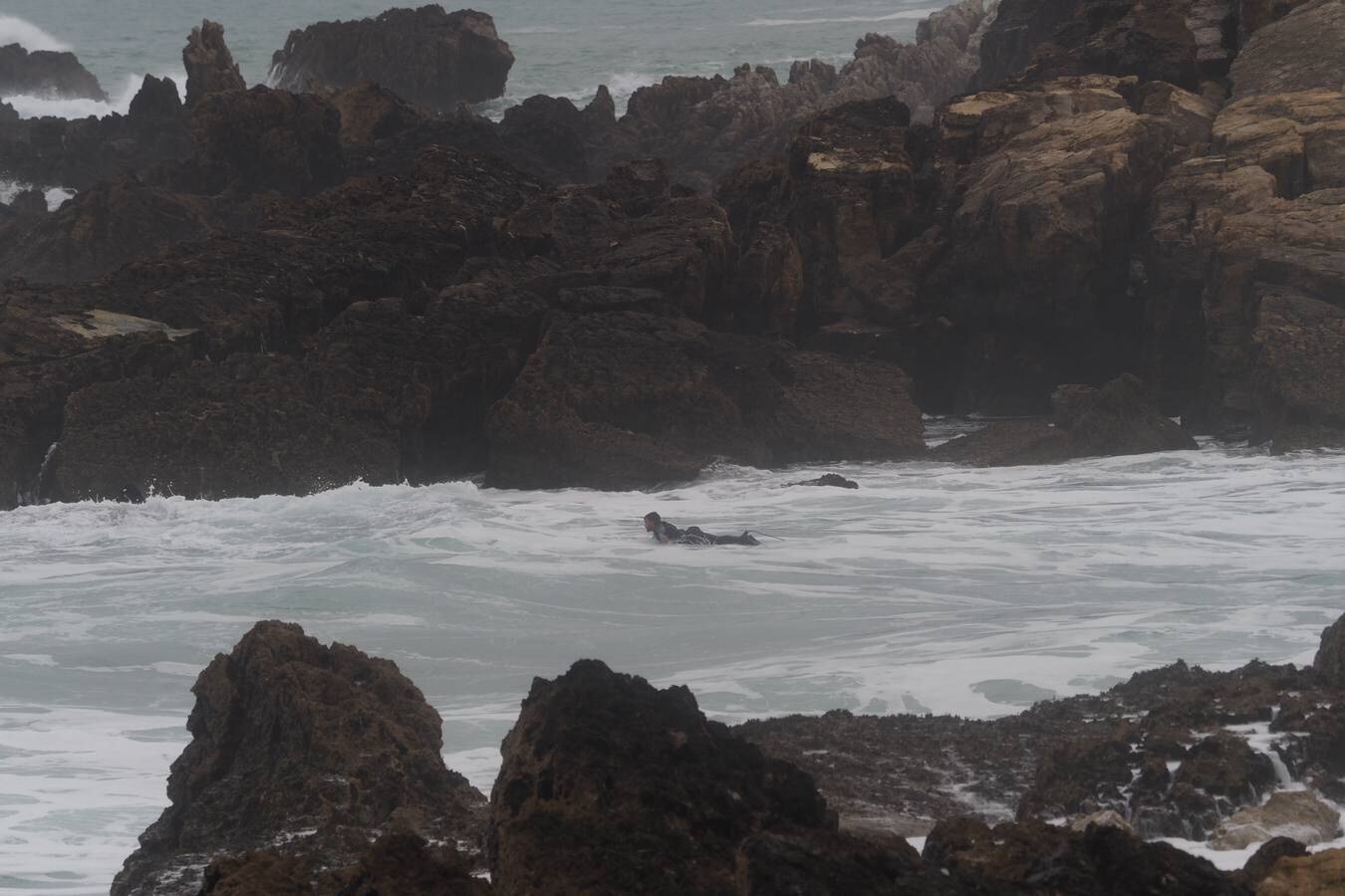 La Vaca Gigante da mugidos, pero de cabreo. Un permiso para instalar en tierra seis carpas y que tiene que autorizar la Comisión Regional de Ordenación del Territorio y Urbanismo (CROTU), está retrasando la competición de olas gigantes. Y se están desaprovechando días «como el de hoy –por ayer–», señala Pedro García, presidente del club que organiza la prueba. Varios surfistas aprovecharon este sábado para entrenar en la zona donde se celebrará una competición «que tiene una lista de espera que triplica el número de participantes». Si los trámites van como se espera y las olas gigantes vuelven a la costa cántabra, la Vaca Gigante podría celebrarse en estas navidades.