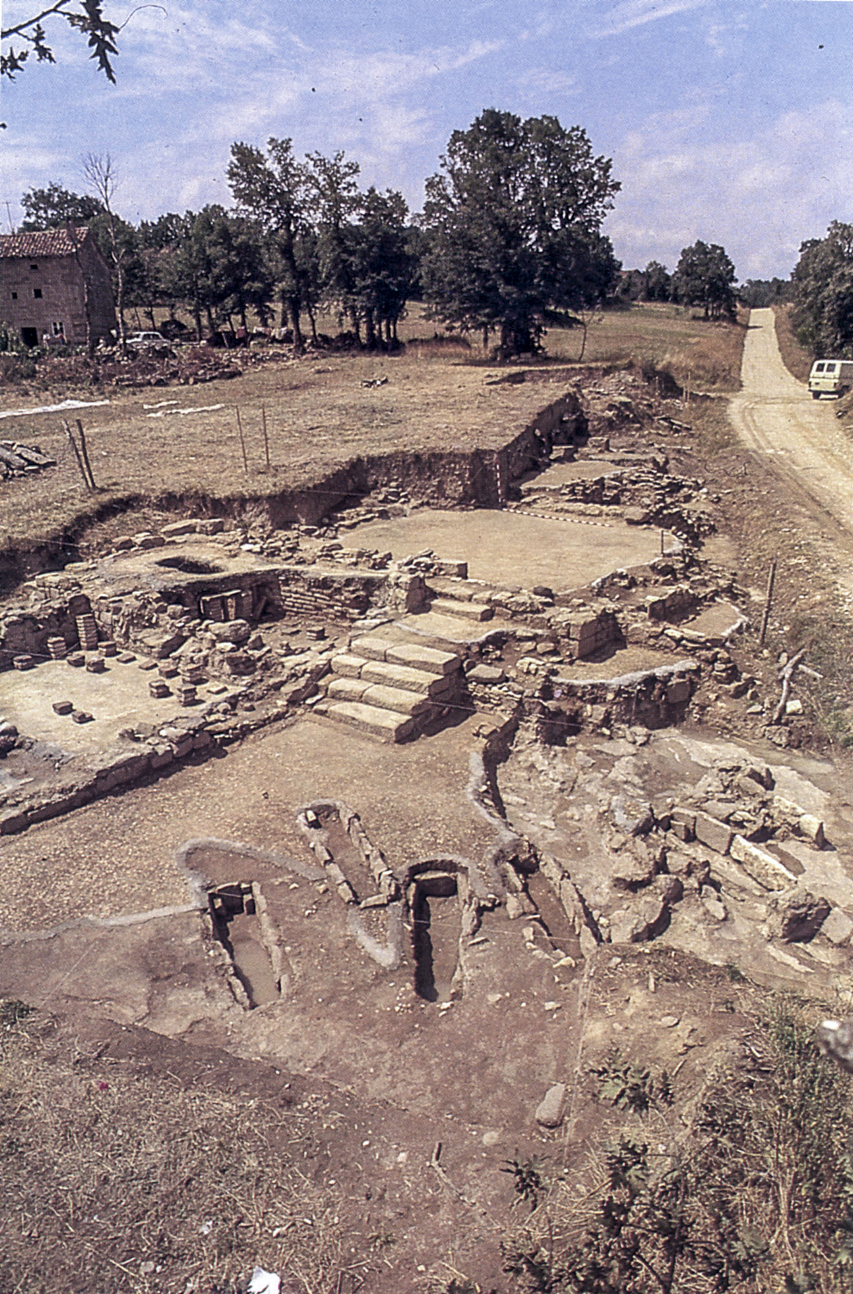 Imagen de archivo de la excavación, con las tumbas medievales sobre las estructuras romanas.