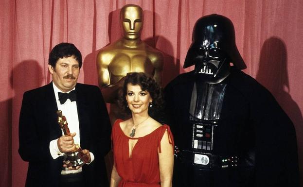 John Mollo, junto a Natalie Wood y Darth Vader, sostiene el Oscar al mejor diseño de vestuario por 'La guerra de las galaxias' en 1978, 