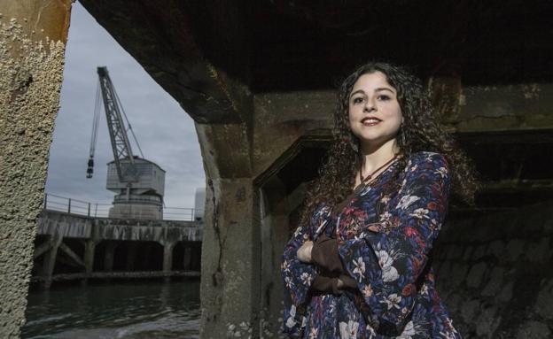 Lydia Alegría posa ante la Grúa de Piedra, en Santander.