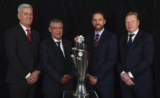 Los seleccionadores de los cuatro semifinalistas, junto al trofeo. 