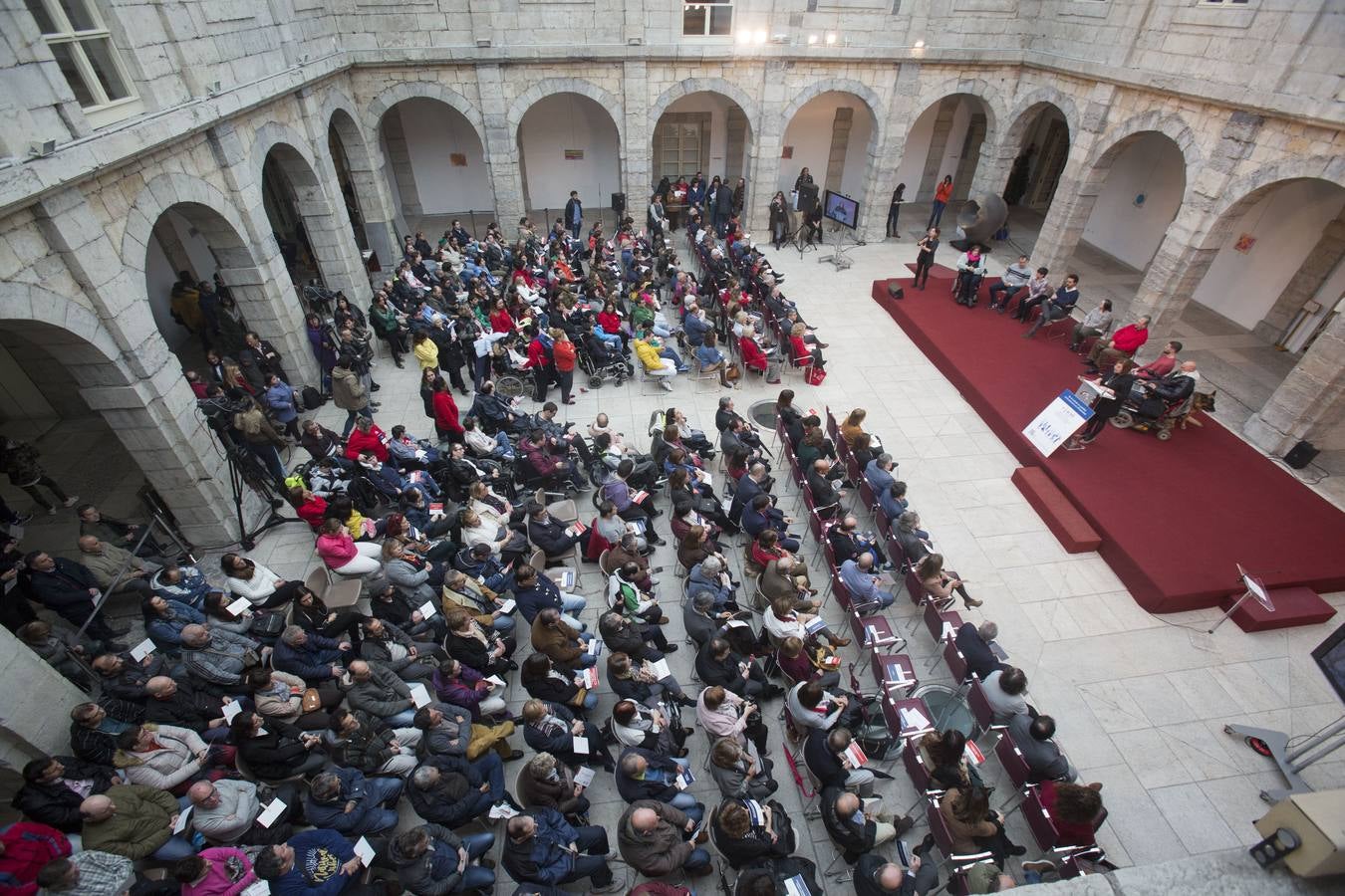 El Parlamento de Cantabria acoge los actos conmemorativos del Día Internacional y Europeo de las personas con discapacidad. Organizados por el Comité de Entidades representantes de Personas con Discapacidad de Cantabria (CERMI Cantabria), el evento congrega a personas con discapacidad y sus familias, voluntarios, profesionales y representantes de las instituciones y entidades de la región.