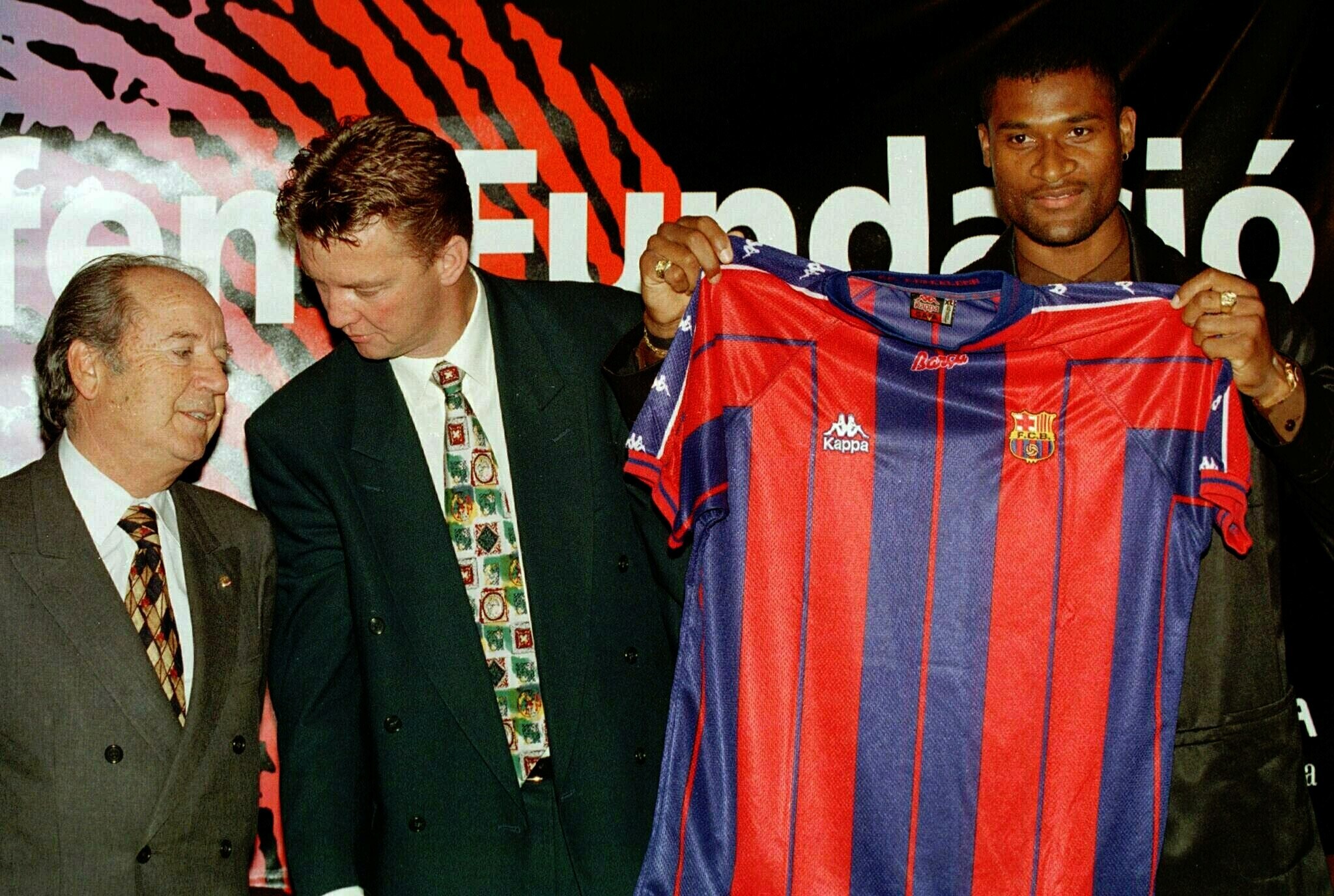 Núñez posa con el entrenador Louise Van Gaal y el nuevo fichaje Winston Bogarde (1997)