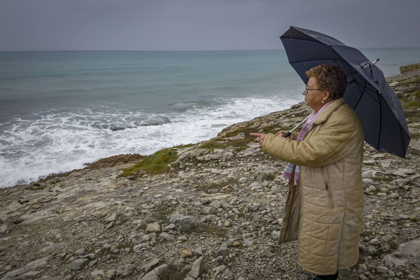 Carmen Pérez, en el mismo lugar en el que, hace 46 años, vio los cuerpos arrojados al mar por el asesino.