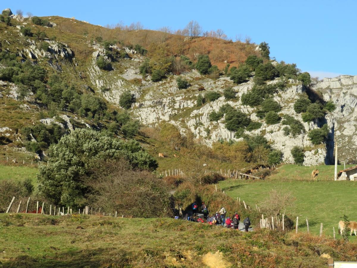 El Grupo de Montaña Cacicedo nos lleva por El laberinto del Asón, una ruta de 13 kilómetros en la que disfrutar. La ruta comenzó a las 10.00 de la mañana en el Collado y acabó a las 15.00 horas en la Gándara. Se llama El Laberinto del Asón porque bajas entre montañas y es tal cual un laberinto. Es un poco escarpado y hay que agarrarse para bajar. En cinco horas se puede hacer esta ruta..