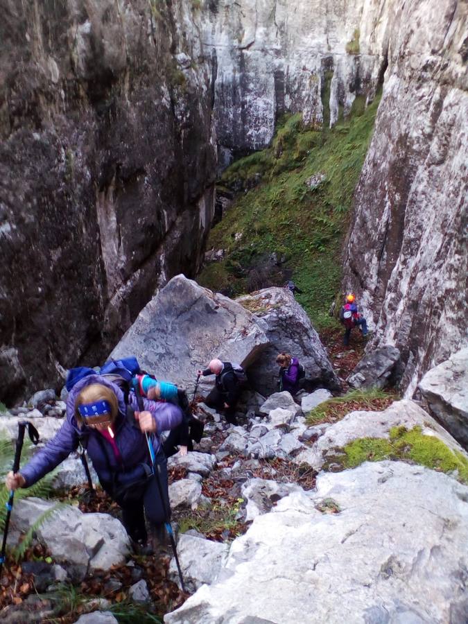 El Grupo de Montaña Cacicedo nos lleva por El laberinto del Asón, una ruta de 13 kilómetros en la que disfrutar. La ruta comenzó a las 10.00 de la mañana en el Collado y acabó a las 15.00 horas en la Gándara. Se llama El Laberinto del Asón porque bajas entre montañas y es tal cual un laberinto. Es un poco escarpado y hay que agarrarse para bajar. En cinco horas se puede hacer esta ruta..