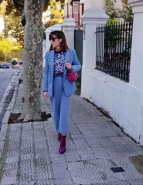 He rematado el look con botines y bolso en tonos rosados, que hace juego con algunas de las lentejuelas del jersey y aporta vida al azul del traje.