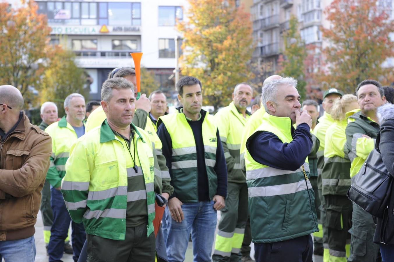 La plantilla del servicio municipal de Parques y Jardines se ha concentrado este martes en la plaza del Ayuntamiento para mostrar su «preocupación» por la posible adjudicación del contrato a la UTE IMESAPI-La Encina-Copsesa con una oferta que reduce los medios mecánicos actuales y además «no llega para hacer frente a los salarios» de los 199 empleados, mantener sus condiciones y derechos laborales y que el servicio se preste con la misma calidad.