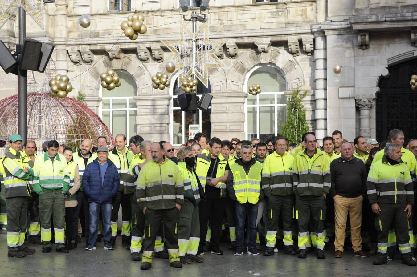 La plantilla del servicio municipal de Parques y Jardines se ha concentrado este martes en la plaza del Ayuntamiento para mostrar su «preocupación» por la posible adjudicación del contrato a la UTE IMESAPI-La Encina-Copsesa con una oferta que reduce los medios mecánicos actuales y además «no llega para hacer frente a los salarios» de los 199 empleados, mantener sus condiciones y derechos laborales y que el servicio se preste con la misma calidad.