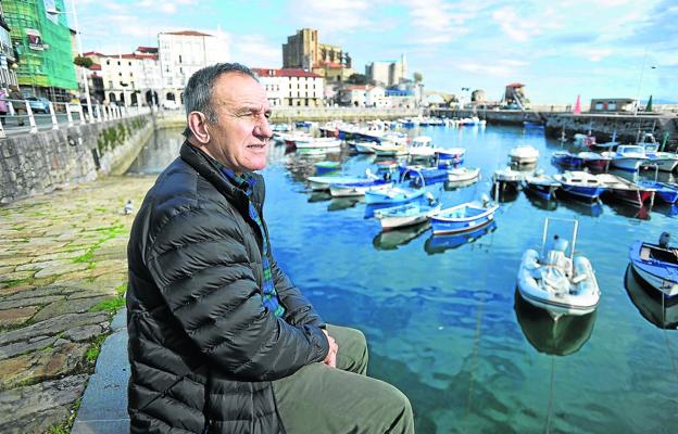 José Luis Korta repasa su trayectoria deportiva sentado en el puerto de Castro Urdiales.