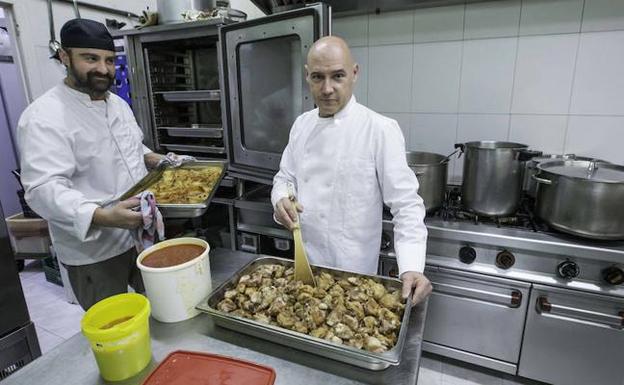 Sergio Salas, en el centro de la imagen, con pollo al curry, y al lado de Óscar Nieto. 