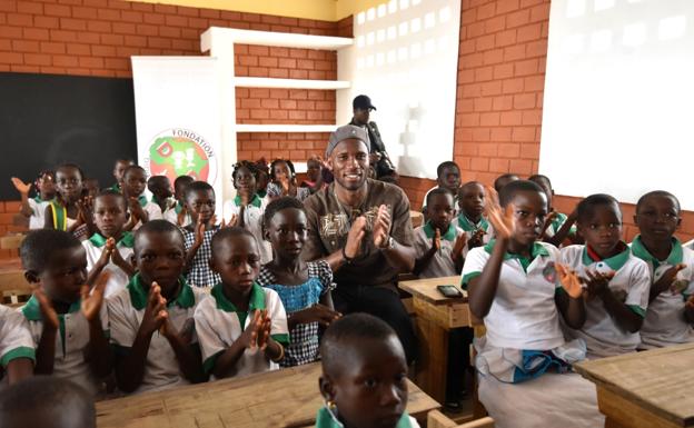 Drogba, con niños de su país en uno de los programas sociales que lidera