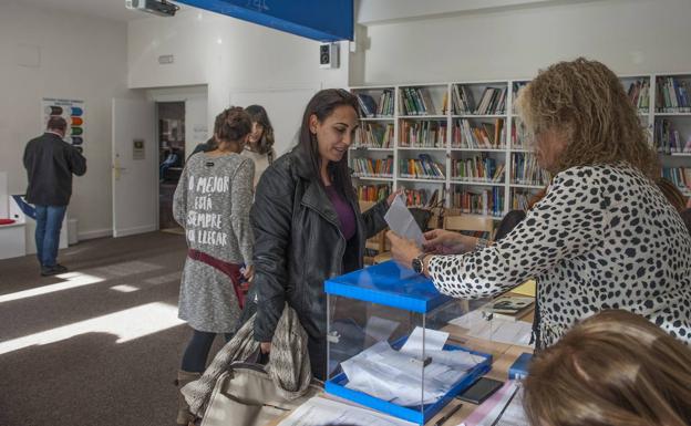 Una docente vota en la mesa electoral del colegio público Cisneros, en Santander. :