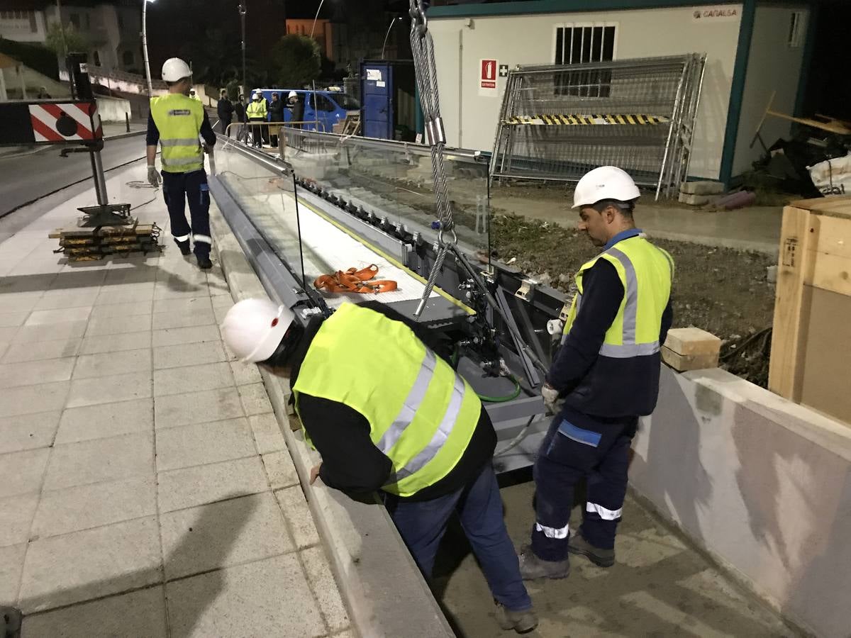 El tráfico estuvo cortado en la noche del lunes y la madrugada de este martes debido a la instalación de las escaleras mecánicas que conectarán la plaza de San Martín con el Alto de Miranda a través de la Subida al Gurugú. Se colocó la rampa que cubrirá el último tramo del recorrido, en el paseo de Canalejas de Santander.