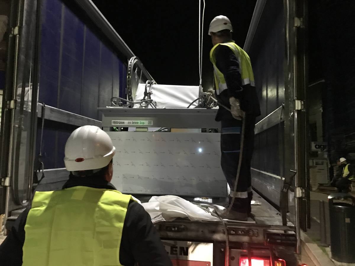 El tráfico estuvo cortado en la noche del lunes y la madrugada de este martes debido a la instalación de las escaleras mecánicas que conectarán la plaza de San Martín con el Alto de Miranda a través de la Subida al Gurugú. Se colocó la rampa que cubrirá el último tramo del recorrido, en el paseo de Canalejas de Santander.