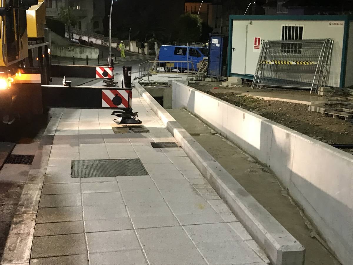 El tráfico estuvo cortado en la noche del lunes y la madrugada de este martes debido a la instalación de las escaleras mecánicas que conectarán la plaza de San Martín con el Alto de Miranda a través de la Subida al Gurugú. Se colocó la rampa que cubrirá el último tramo del recorrido, en el paseo de Canalejas de Santander.