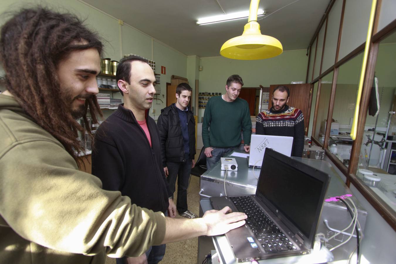 Científicos del grupo de Radón en su laboratorio de la Facultad de Medicina