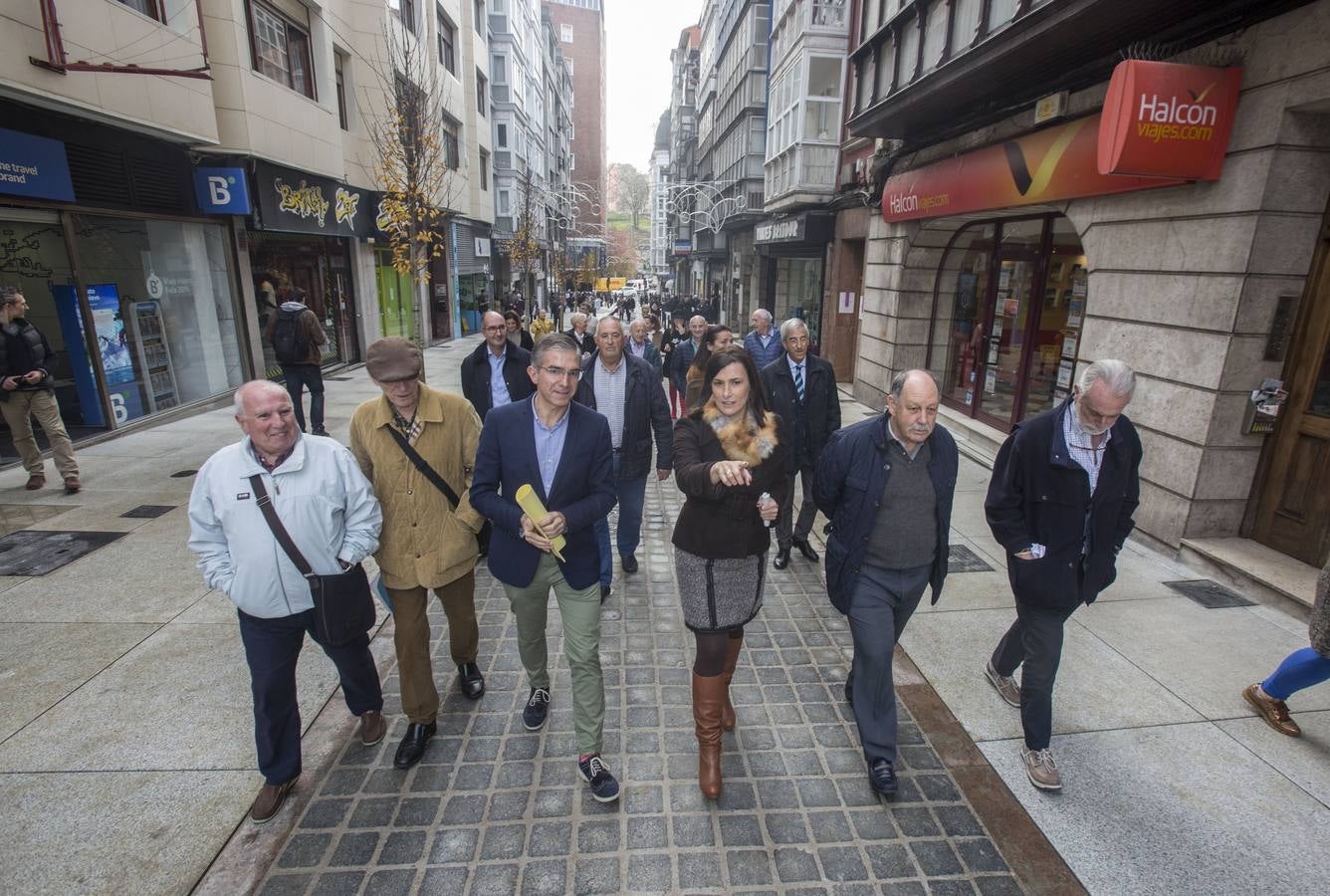 La calle Cervantes de Santander ha abierto este miércoles a los peatones tras siete meses de obras y una inversión de 1,3 millones de euros para hacerla semipeatonal, y abrirá al tráfico de vehículos el día 7 de enero, una vez que se terminen «pequeños remates» y la actuación en la parte alta de la calle.