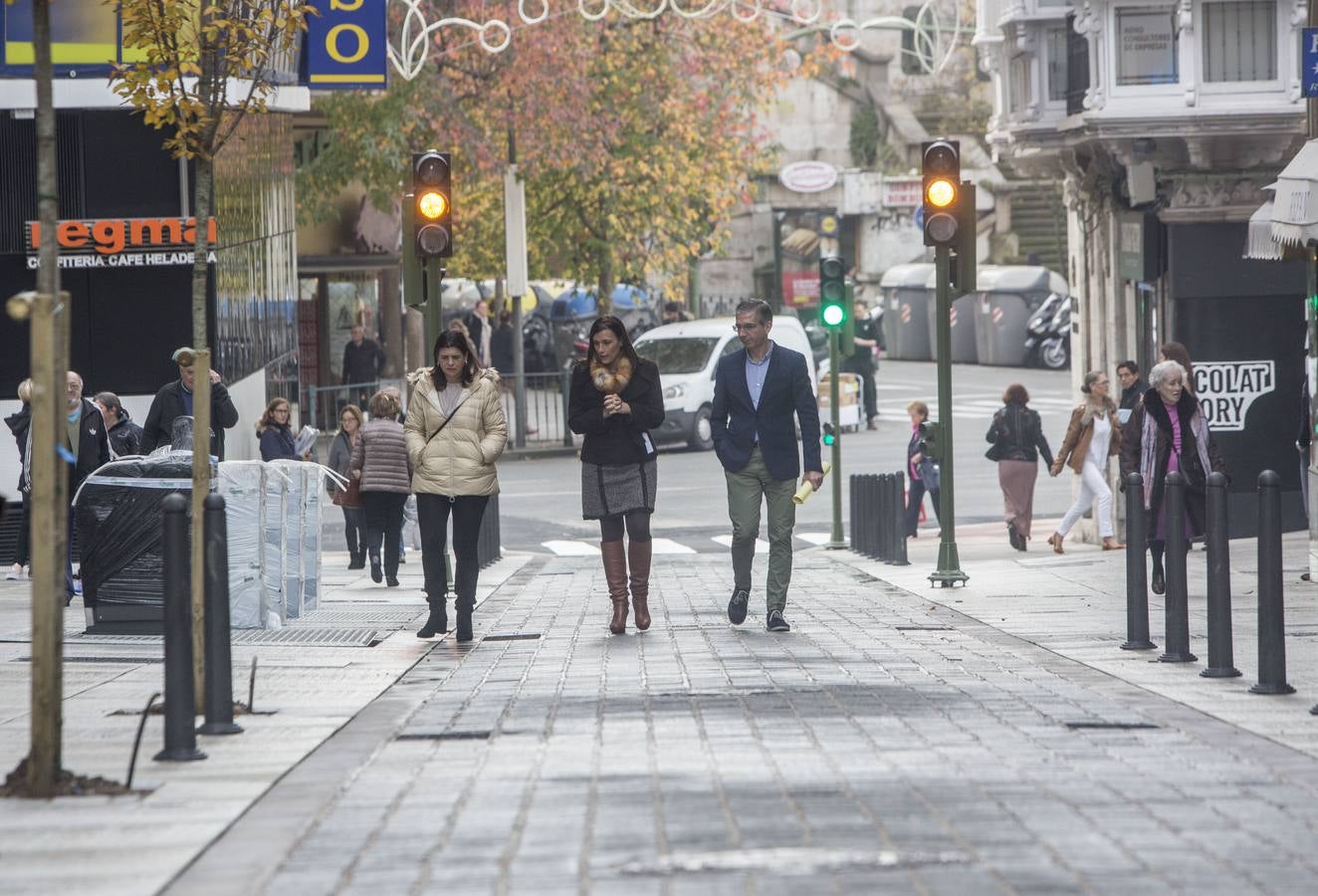 La calle Cervantes de Santander ha abierto este miércoles a los peatones tras siete meses de obras y una inversión de 1,3 millones de euros para hacerla semipeatonal, y abrirá al tráfico de vehículos el día 7 de enero, una vez que se terminen «pequeños remates» y la actuación en la parte alta de la calle.