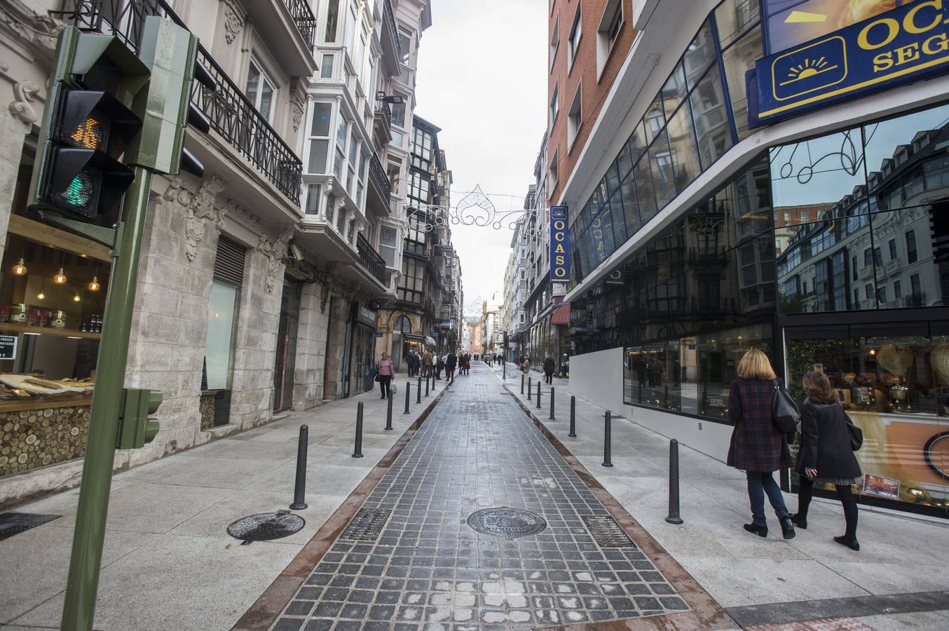 La calle Cervantes de Santander ha abierto este miércoles a los peatones tras siete meses de obras y una inversión de 1,3 millones de euros para hacerla semipeatonal, y abrirá al tráfico de vehículos el día 7 de enero, una vez que se terminen «pequeños remates» y la actuación en la parte alta de la calle.