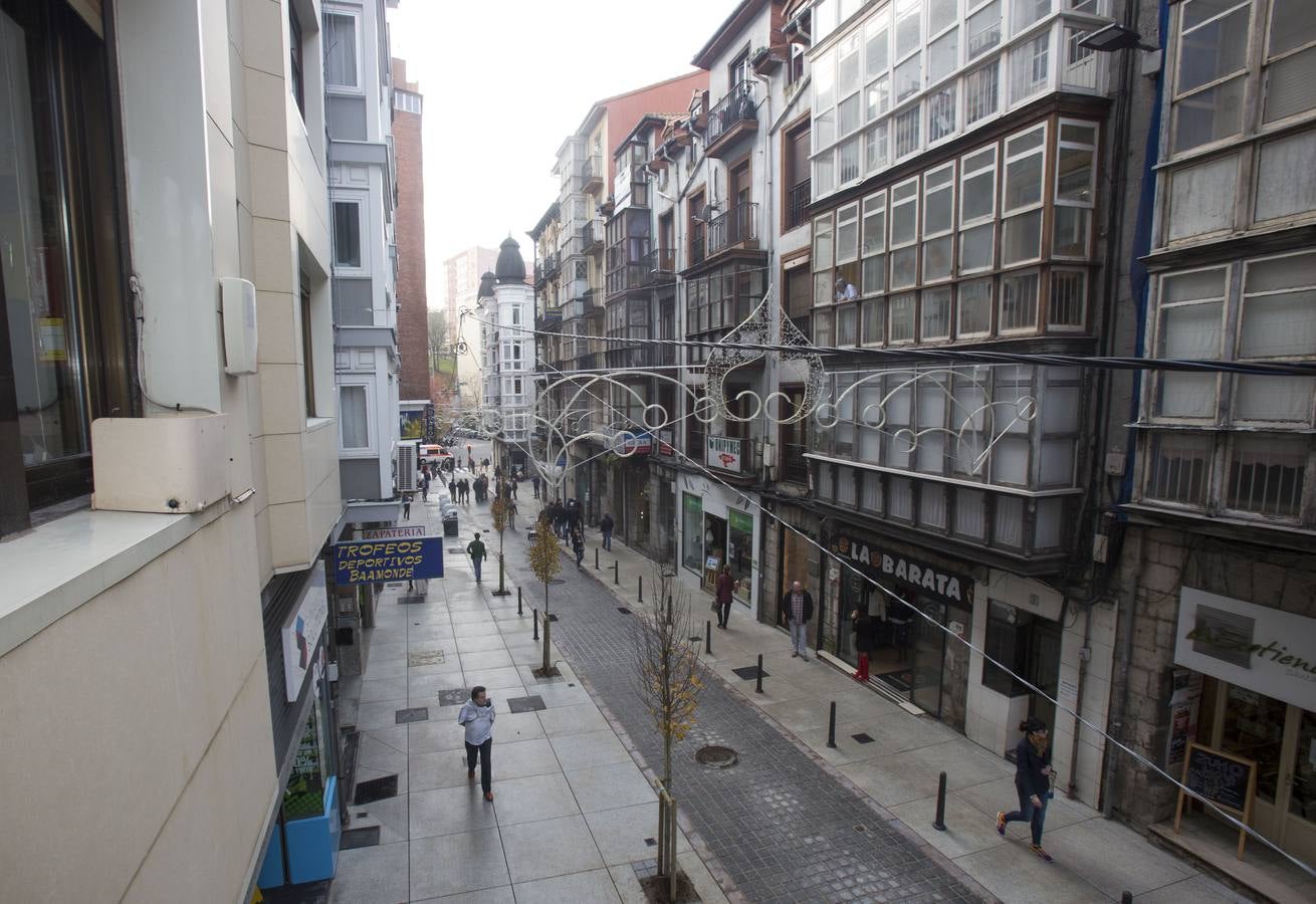 La calle Cervantes de Santander ha abierto este miércoles a los peatones tras siete meses de obras y una inversión de 1,3 millones de euros para hacerla semipeatonal, y abrirá al tráfico de vehículos el día 7 de enero, una vez que se terminen «pequeños remates» y la actuación en la parte alta de la calle.