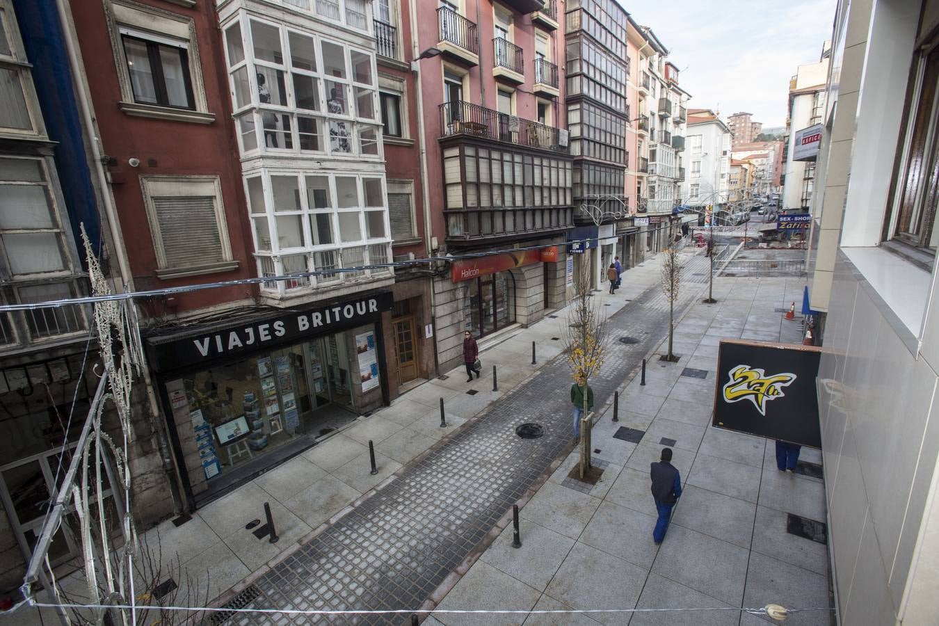 La calle Cervantes de Santander ha abierto este miércoles a los peatones tras siete meses de obras y una inversión de 1,3 millones de euros para hacerla semipeatonal, y abrirá al tráfico de vehículos el día 7 de enero, una vez que se terminen «pequeños remates» y la actuación en la parte alta de la calle.