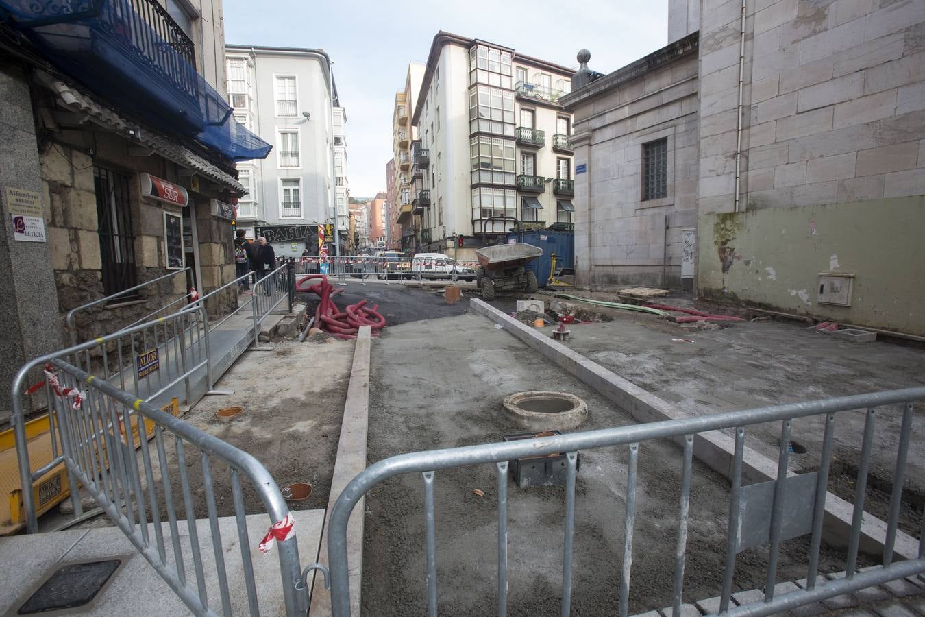 La calle Cervantes de Santander ha abierto este miércoles a los peatones tras siete meses de obras y una inversión de 1,3 millones de euros para hacerla semipeatonal, y abrirá al tráfico de vehículos el día 7 de enero, una vez que se terminen «pequeños remates» y la actuación en la parte alta de la calle.