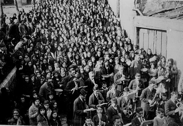 La Banda Municipal de Música de Laredo durante la procesión de Semana Santa. :: dm