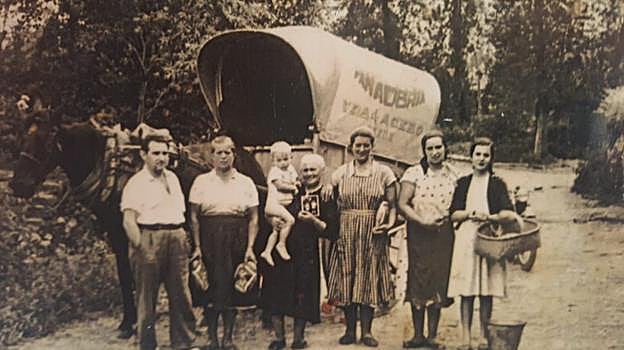 Esta imagen está tomada en el pueblo de El Arenal, hace medio siglo y en ella se puede observar al panadero de la zona que hacía el reparto en carro.