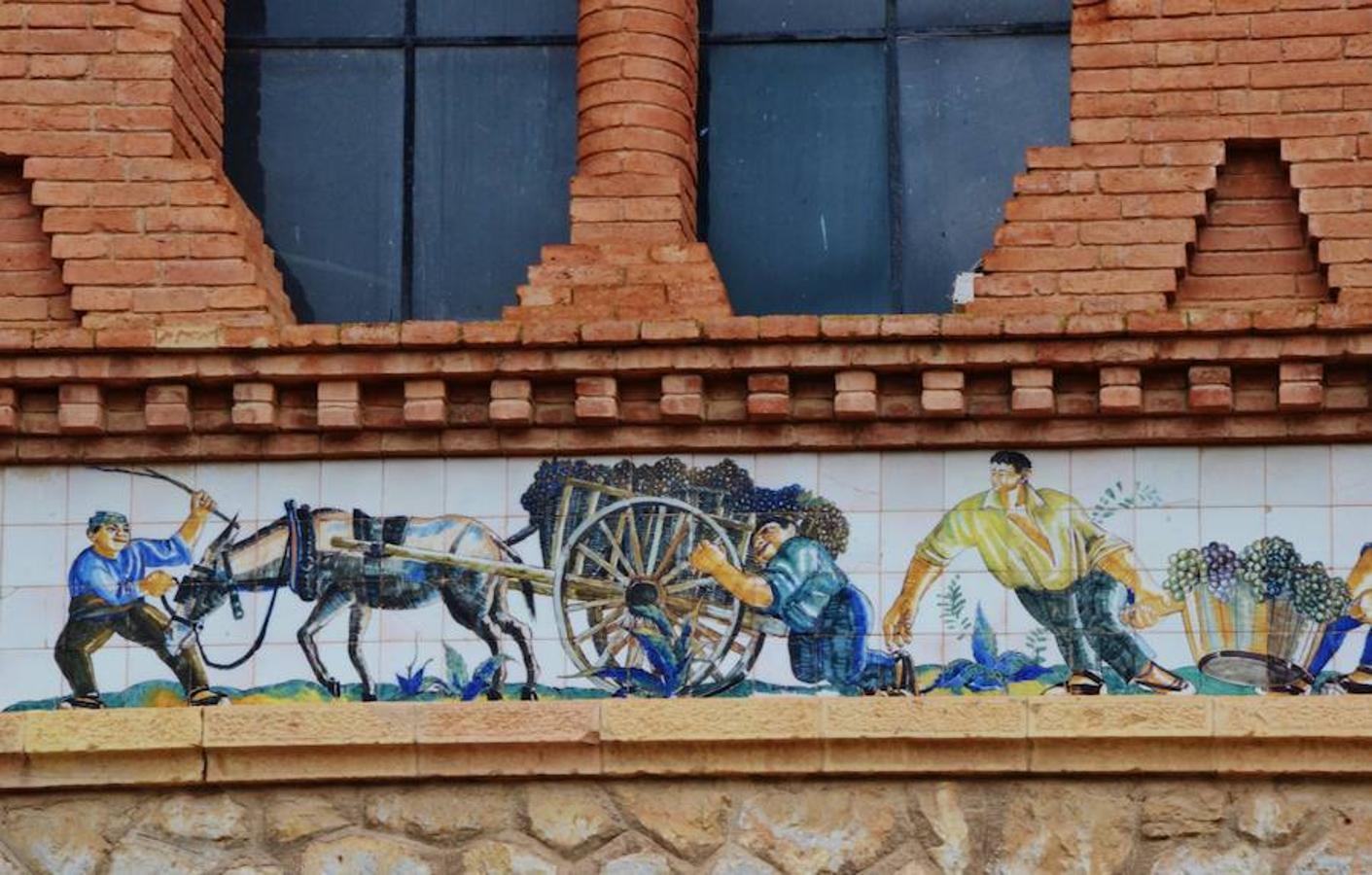 Bodega Pinell de Brai (Cataluña) | También conocida como la ‘Catedral del Vino’ por sus dimensiones y estilo, que recuerda a los templos modernistas. La construcción, de los años 20 del siglo pasado, simboliza la importancia que la industria vitivinícola tiene para el municipio y por ello su planteamiento casi religioso es tan adecuado como sorprendente, especialmente entre aquellos que no conocen esta distinta edificación. 