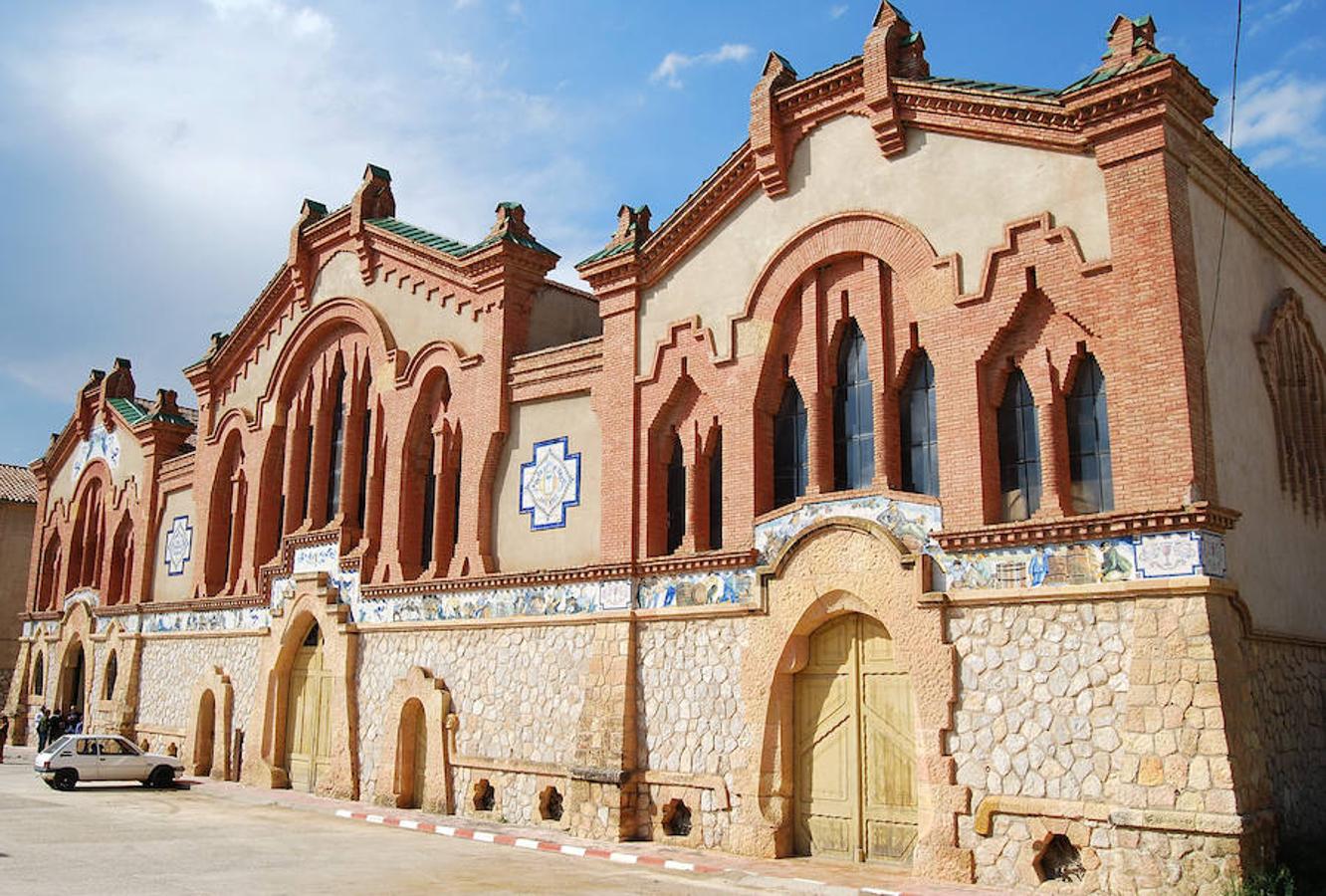 Bodega Pinell de Brai (Cataluña) | También conocida como la ‘Catedral del Vino’ por sus dimensiones y estilo, que recuerda a los templos modernistas. La construcción, de los años 20 del siglo pasado, simboliza la importancia que la industria vitivinícola tiene para el municipio y por ello su planteamiento casi religioso es tan adecuado como sorprendente, especialmente entre aquellos que no conocen esta distinta edificación. 