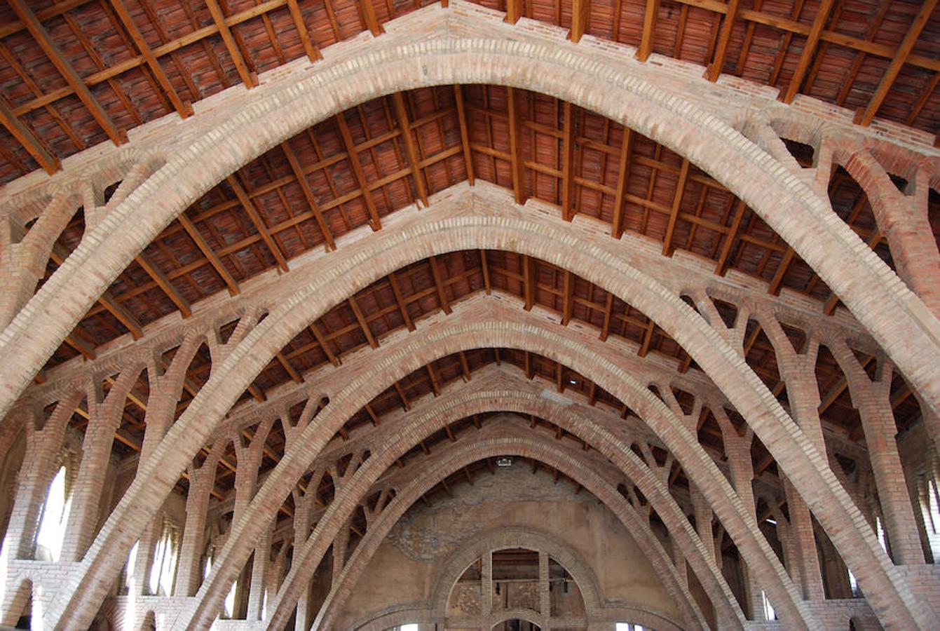 Bodega Pinell de Brai (Cataluña) | También conocida como la ‘Catedral del Vino’ por sus dimensiones y estilo, que recuerda a los templos modernistas. La construcción, de los años 20 del siglo pasado, simboliza la importancia que la industria vitivinícola tiene para el municipio y por ello su planteamiento casi religioso es tan adecuado como sorprendente, especialmente entre aquellos que no conocen esta distinta edificación. 