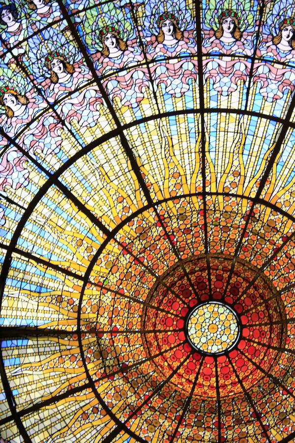Palau de la Música Catalana (Barcelona) | Esta construcción no puede ser considerada desconocida, pero muchos no saben de su espectacular interior. A pesar de ser Patrimonio Mundial de la Humanidad no es la parada principal en las rutas turísticas por la ciudad condal, y eso que ver por dentro esta llamativa edificación de principios de siglo XX no debería faltar en ninguna visita por tierras catalanas. Su ornamentada fachada tampoco se queda corta y también se suma a la lista de iconos modernistas de Barcelona.
