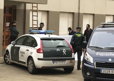 Imagen secundaria 1 - La Policía Local, atendiendo a una familiar del fallecido. Debajo, momento del levantamiento del cadáver y, después, retirada de las pelotas por parte de personal del colegio.