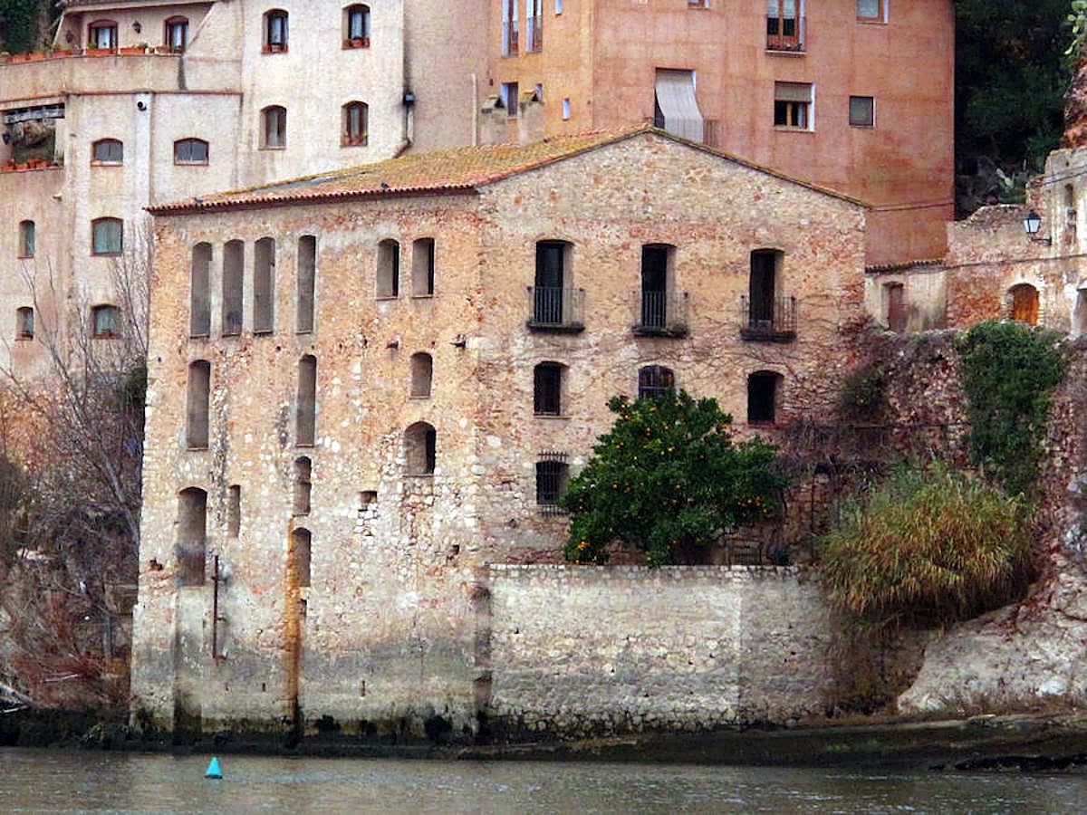 Miravet (Barcelona) | Otro pueblo ‘colgado’ sobre el agua, esta vez junto al río Ebro y con un castillo templario entre su atrezzo. El lugar parece completamente ajeno al paso del tiempo, congelado aún en el siglo XIII, con sus casas separadas del río por un acantilado y formando una imagen impactante entre la naturaleza de su enclave.