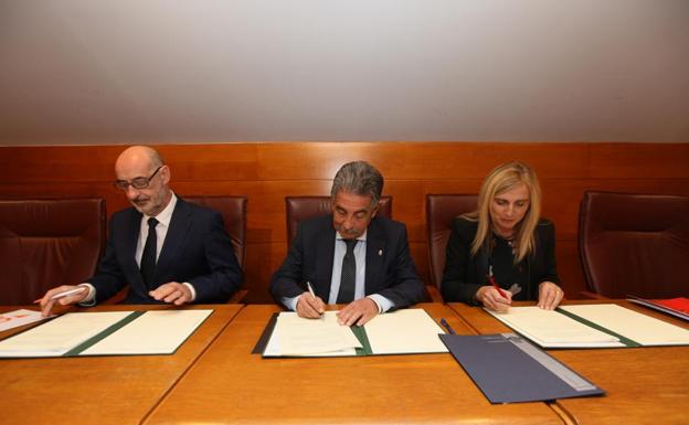 Félix Álvarez (Ciudadanos), Miguel Ángel Revilla (PRC) y Noelia Cobo (PSOE).