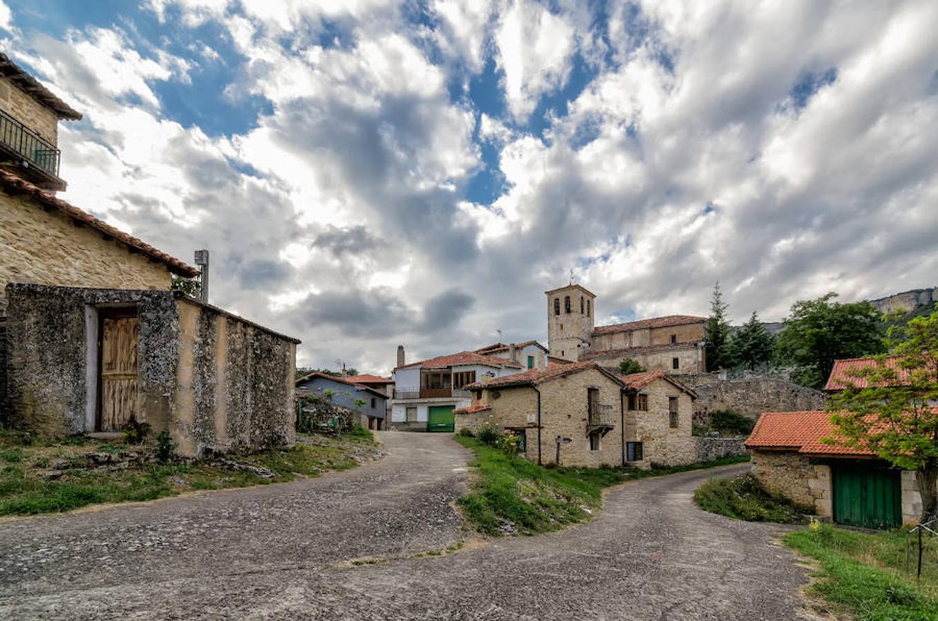 Puentedey (Burgos) | Una de las localidades más curiosas de España, precisamente por su ubicación: justo sobre un arco natural de roca que forma uno de los puentes más peculiares del repertorio nacional. El pueblo se ha construido encima de la propia piedra, sobre las aguas del río Nela y en medio de un entorno natural de cuento. 