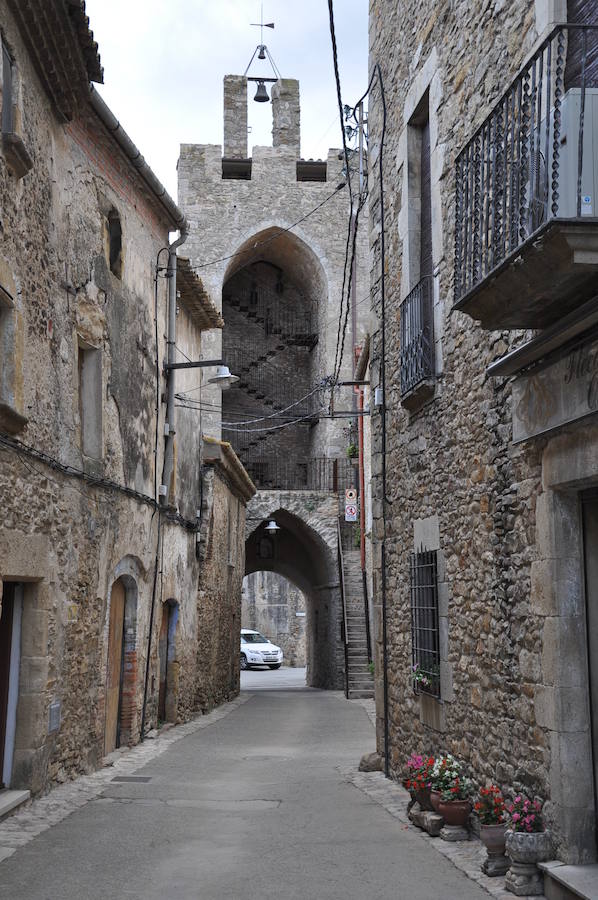 Palau Sator (Girona) | Es un pequeño conjunto en la Costa Brava, atrapado en plena época medieval. Cerca de otros enclaves que parecen encallados en el pasado como Peratallada o Pals, este municipio todavía está cercado parcialmente por murallas y su entorno es digno de cualquier película de época. Tan reducido que apenas lo forman unas pocas calles, también cuenta con una iglesia (la de San Pedro) con más de ocho siglos de historia. 