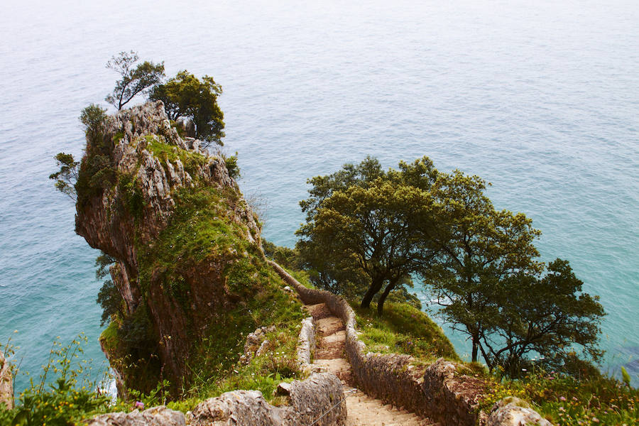 Faro del Caballo (Cantabria) | Escondido entre enormes acantilados y el mar, así se encuentra esta torre que a día de hoy ya no cumple sus funciones de guía lumínica. Para llegar hasta la colina en la que se ubica y poder ver el espectacular paisaje, hay que descender hasta 682 escalones, justo al pie del monte Buciero y a unos 24 metros de altura sobre el nivel del agua.
