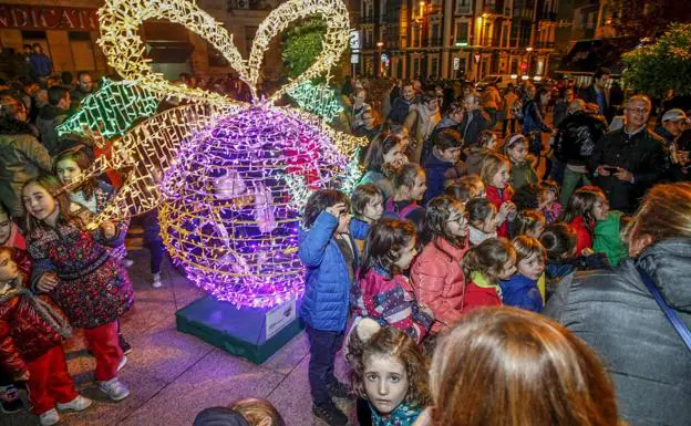 Imagen principal - Los escolares iluminan la Navidad