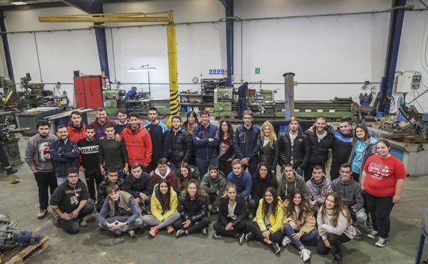 Los jóvenes visitaron los talleres de Mademan ubicados en Maliaño.